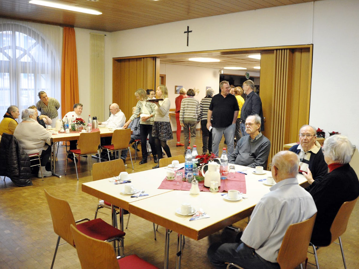 Kaffee und Kuchen in geselliger Runde im Gemeindesaal